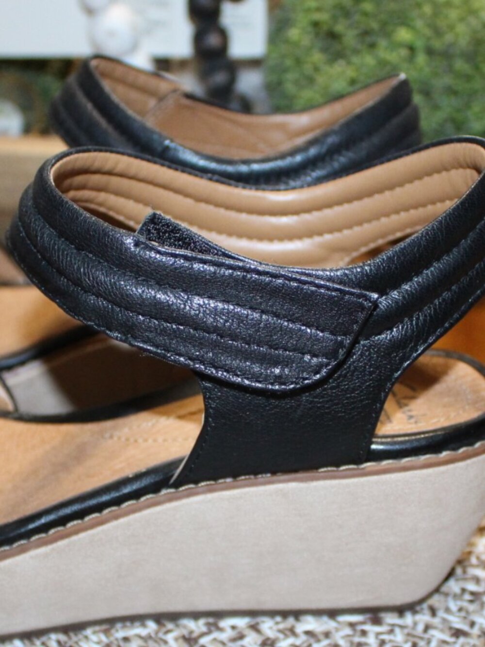 NWT Clark Hazelle Alba Quilted strap wedge sandals 9 1/2 WIDE FABULOUS!! - Picture 5 of 12